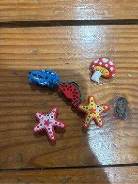 (677) JIBBITZ x5 CHARMS
